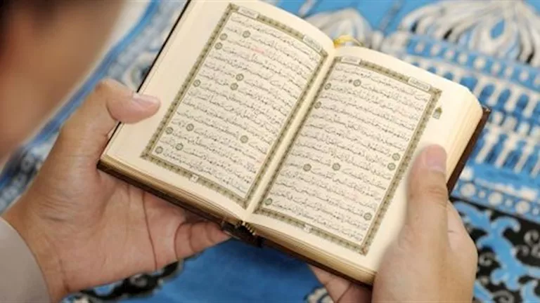 رمضان 2026.. هل يجوز قراءة القرآن من المصحف خلال الصلاة؟