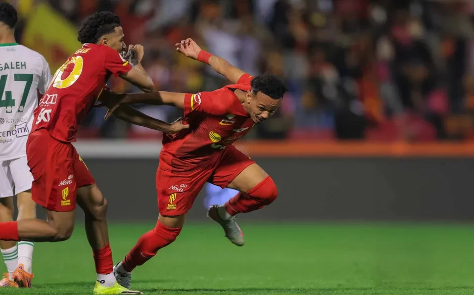 لأنه سجل في فريقه المفضل.. لاعب سعودي يعتذر لوالده