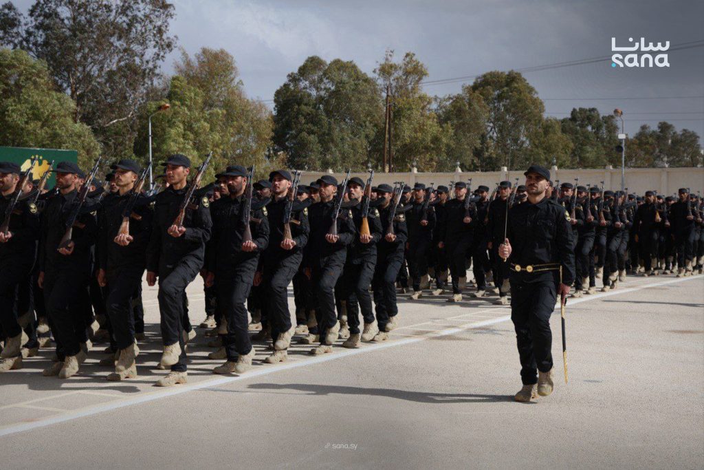 وزارة الداخلية تخرّج دفعة من أفراد الشرطة بعد إتمامهم برنامجاً تدريبياً