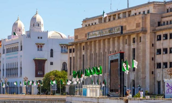 إزالة بعض الأحكام الجنائية من قانون المرور الجزائري بعد احتجاجات الناقلين.. وتمرير قانون تجريم الاستعمار بصياغته الجديدة