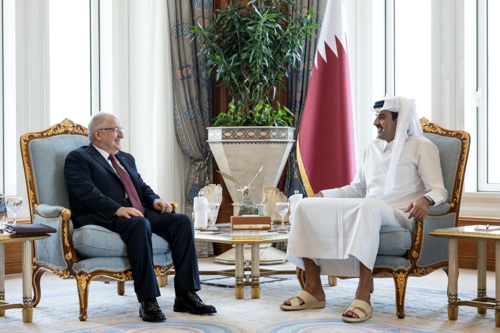أمير قطر يستقبل وزير الدفاع التركي في الدوحة