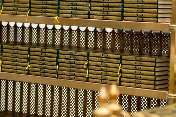 المصاحف في المسجد الحرام.. عناية متكاملة تُجسّد رعاية المملكة لرسالة القرآن الكريم