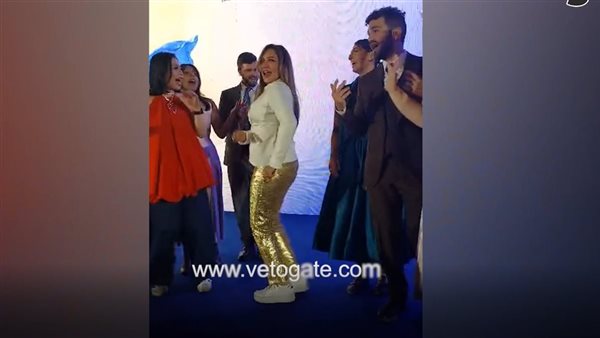 ليلى علوي تعيد ذكريات فيلم المصير في أسوان وترقص على أغنية "علي صوتك" (فيديو)