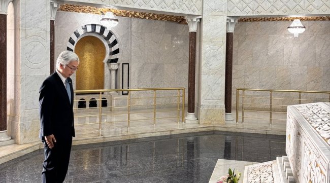 بالصور : سفير اليابان بتونس يزور ضريح بورقيبة بالمنستير