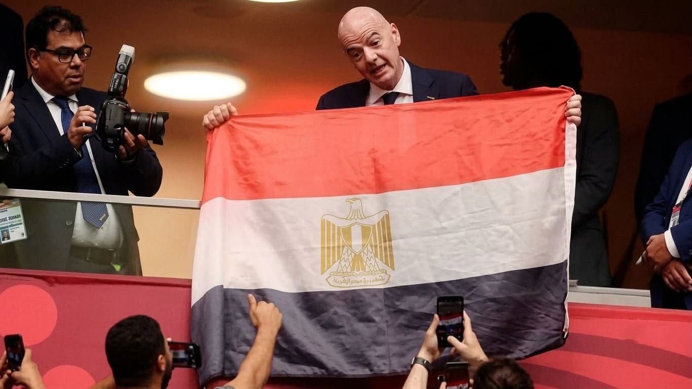 رئيس "الفيفا" ولجنته التحكيمية يسرقون التأهل من المنتخب المصري