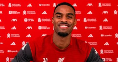 ليفربول يجدد عقد لاعبه الهولندي ريان جرافنبيرخ حتى عام 2031