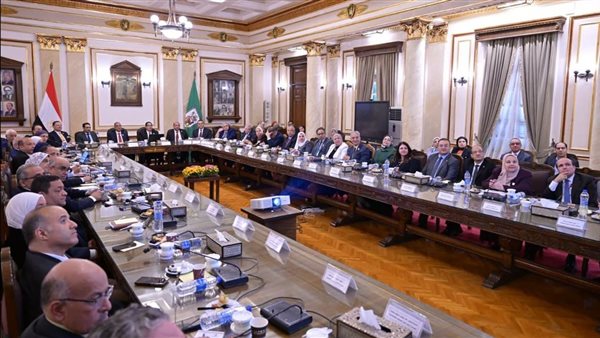 مجلس جامعة القاهرة يناقش تعزيز التعاون مع محافظة الجيزة