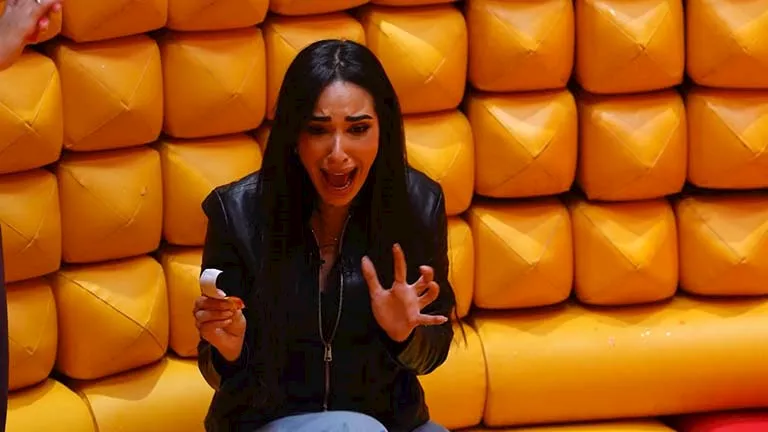 موقف كوميدي لـ آية سماحة مع "الفراخ في برنامج "رامز ليفل الوحش"