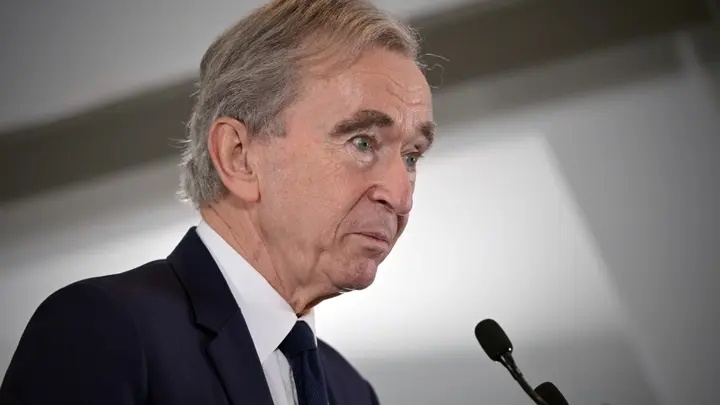 أغنى رجل في أوروبا يخسر 33 مليار دولار في 2026