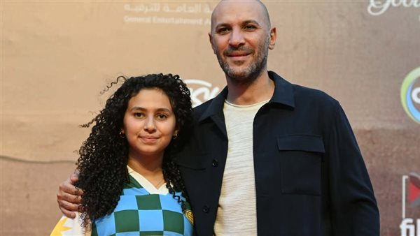 بدء توافد أبطال فيلم أسد علي السجادة الحمراء بالعرض الخاص (فيديو)