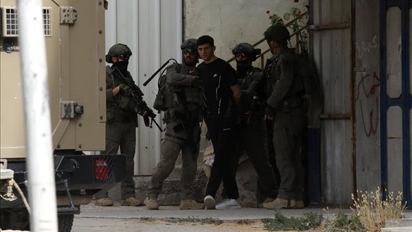 حملة اعتقالات إسرائيلية بالضفة الغربية ومستوطنون يضرمون النيران في أراضٍ فلسطينية