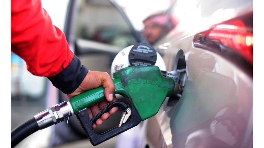 الحكومة ترفع أسعار البنزين والسولار وتثبّت الكاز والغاز للشهر المقبل