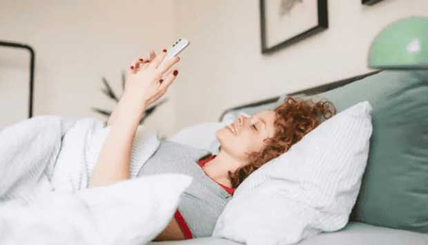 عادة صباحية خطيرة.. أضرار استخدام هاتفك عند الاستيقاظ من النوم