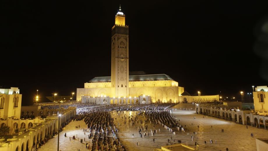 مسجد الحسن الثاني بالدار البيضاء .. آلاف المصلين يحيون ليلة القدر في أجواء روحانية وتعبدية متميزة