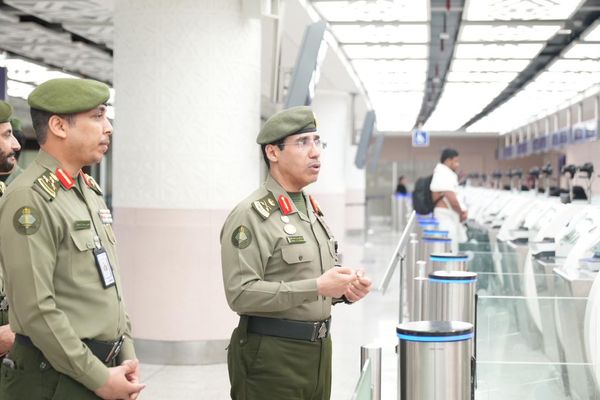 مدير عام الجوازات يتفقد سير العمل في صالات مطار الملك عبدالعزيز الدولي بجدة