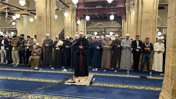 آلاف المصلين يحيون الليلة الثالثة من رمضان بصلاتي العشاء والتراويح بالجامع الأزهر (صور)
