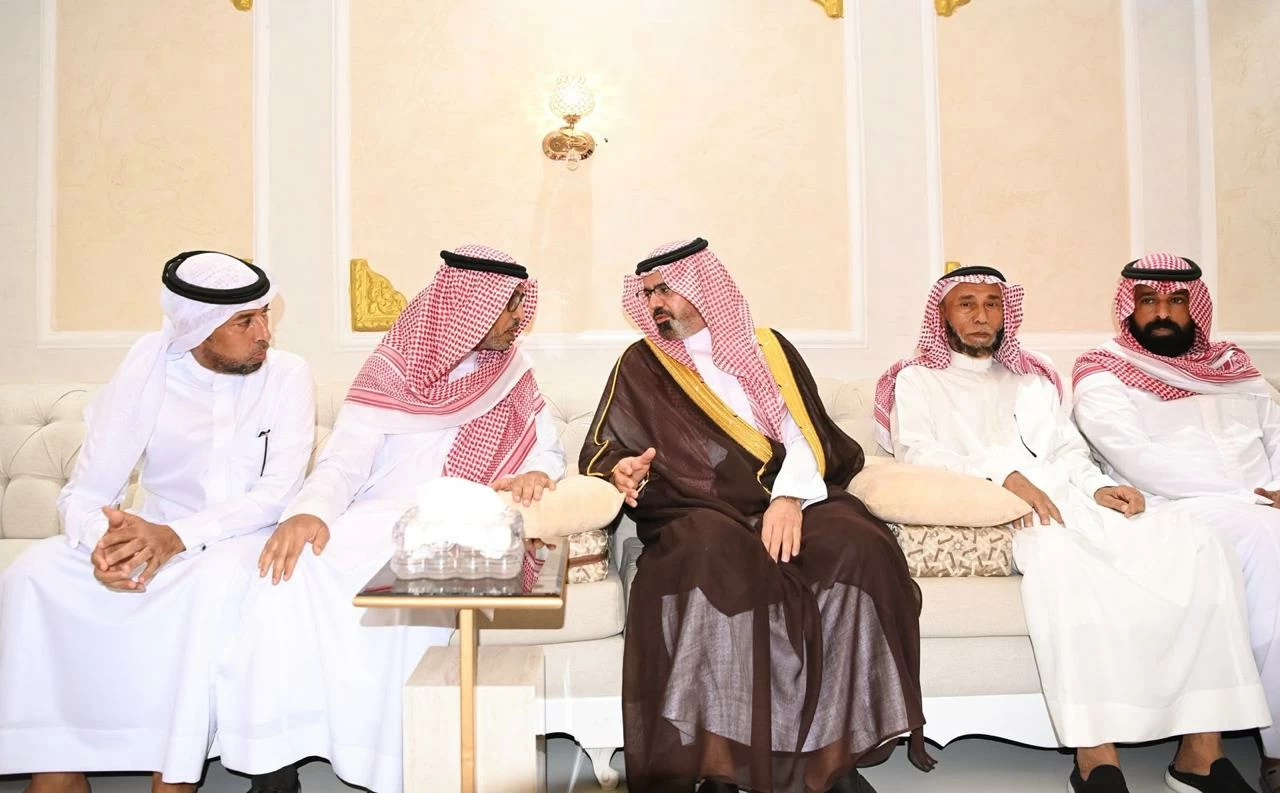 أمير جازان ونائبه يواسيان النعمي في وفاة والده