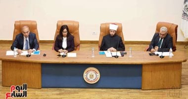 فى ندوة بالاستعلامات.. الأوقاف: مصر قدمت للعالم نموذجا فريدا في الوسطية ومعركتنا ضد التطرف امتدت للفضاء الإلكترونى.. الثقافة تطلق مشروع «الثقافة حياة» قريبا.. والسفير علاء يوسف: الخطاب الوسطي حائط صد
