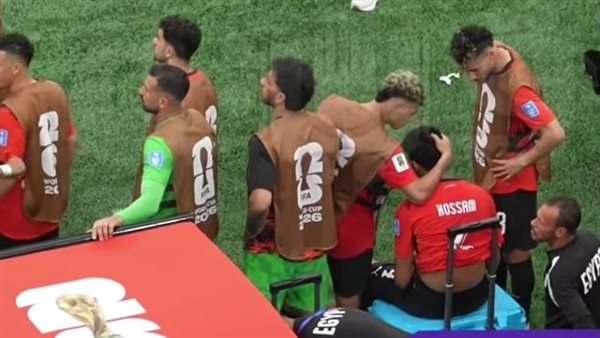 إمام عاشور يقبل رأس حسام عبد المجيد بعد خروجه مصابا أمام نيوزيلندا في كأس العالم (فيديو)