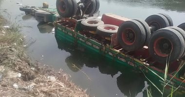 انقلاب سيارة تريلا محملة بالدقيق فى ترعة كوم أمبو بأسوان