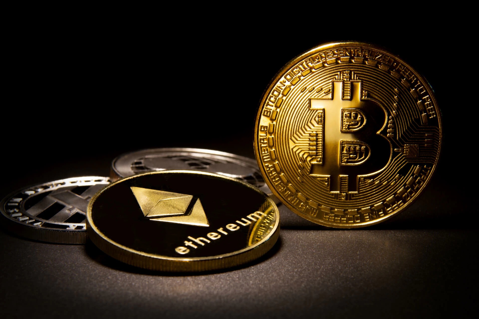 تراجع العملات المشفرة والبيتكوين تهبط دون 70 ألف دولار