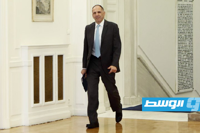 وزير الخارجية اليوناني يزور طرابلس لمناقشة الهجرة والأمن الإقليمي