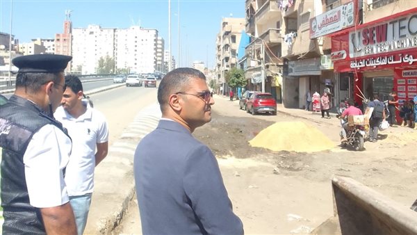 نائب محافظ الدقهلية يتدخل لإصلاح كسر بخط مياه بجوار كوبري المرور بالمنصورة