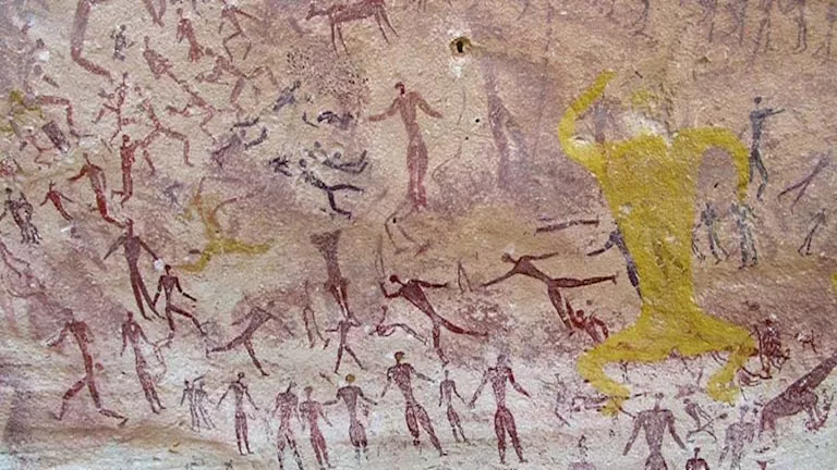 رسومات عمرها 10 آلاف عام.. لغز "السباحين" في صحراء الوادي الجديد (صور)