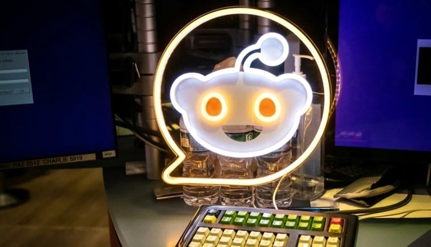 لماذا يفضّل الذكاء الاصطناعي "ريديت"؟ دليل عملي لبناء حملة تسويقية ذكية