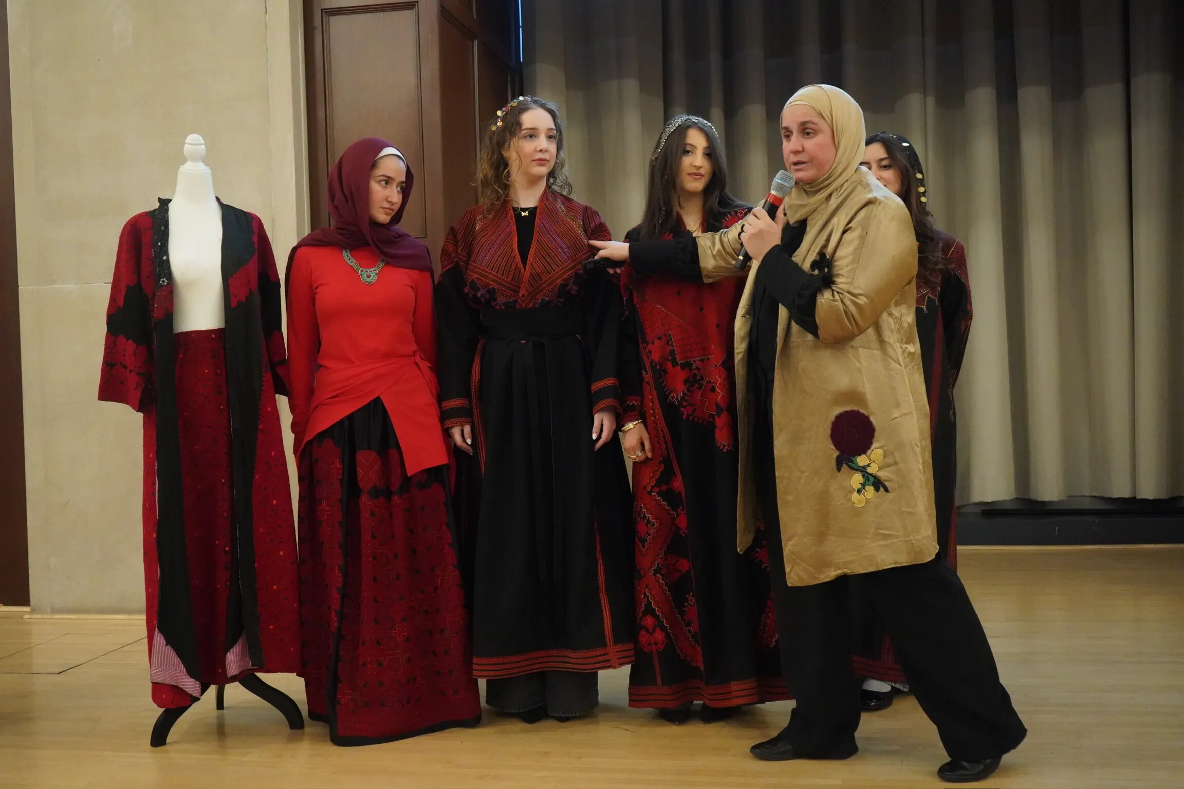 كيف أعاد طلاب سوريون إحياء الأزياء التراثية في جامعة أميركية؟