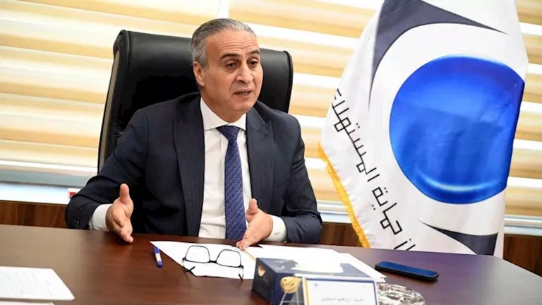 ضبط أطنان من زيوت السيارات المُعاد تدويرها قبل طرحها بالجيزة