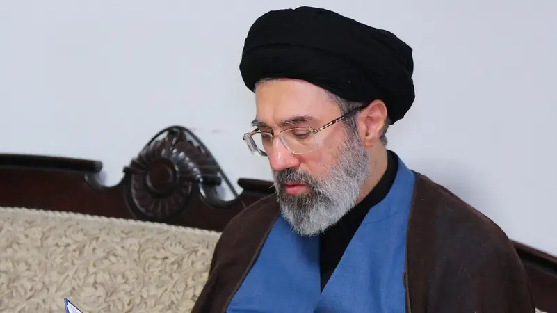 نجاة مجتبى خامنئي من الغارات ومصادر ترجّحه خليفةً محتملاً لوالده