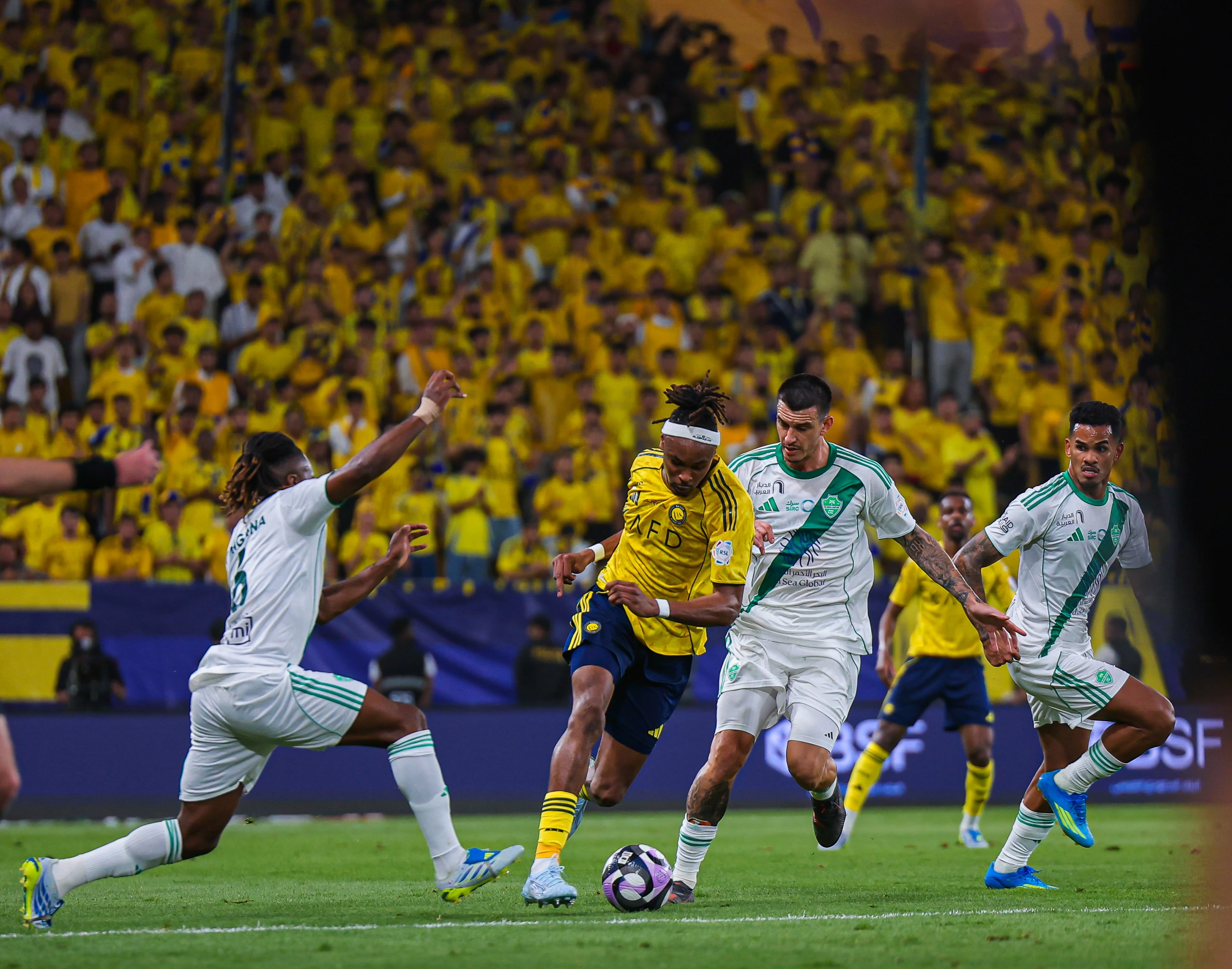 8 نقاط تفصل النصر عن اللقب