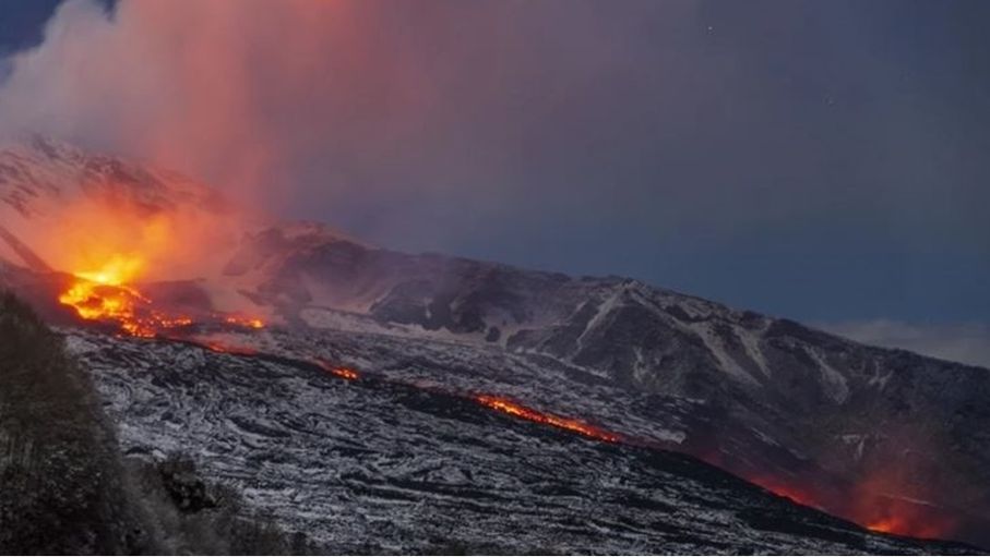 سياح ينجون من كارثة بعد انفجار بركان بالقرب منهم (فيديو)