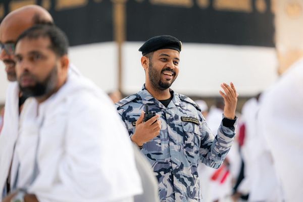 رجل الأمن السعودي .. مشاهد إنسانية تتكرر كل عام