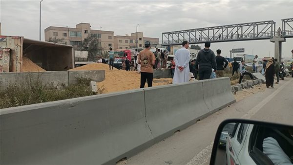 مصرع وإصابة 5 أشخاص في انقلاب مقطورة على سيارة بـ "صحراوي الإسكندرية"