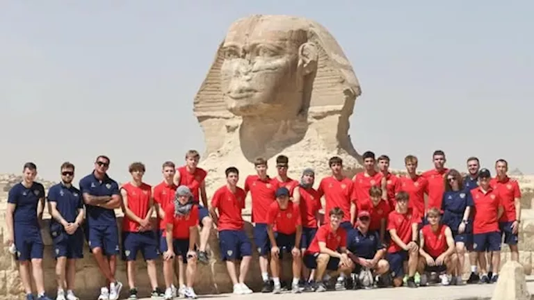منتخب روسيا للشباب يزور أهرامات الجيزة قبل ودية منتخب مصر الثانية