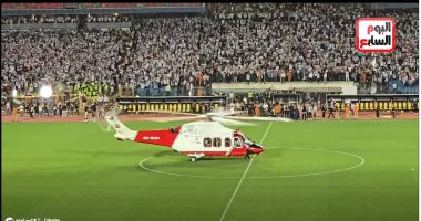 كاميرا تليفزيون اليوم السابع ترصد لحظة وصول طائرة درع الدورى ستاد القاهرة