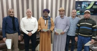 رئيس مركز الخارجة يسلم عددا من عقود التقنين بعد سداد مستحقات الدولة