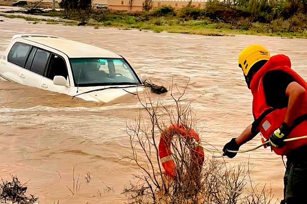 فرق الدفاع المدني بالأسياح تنقذ محتجزين داخل مركبتهما