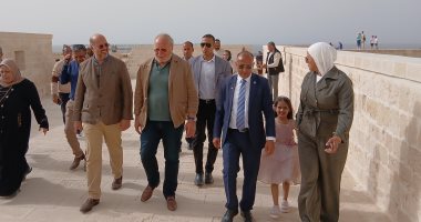 الملك السابق أحمد فؤاد الثاني يتفقد قلعة قايتباي الأثرية خلال زيارته الإسكندرية