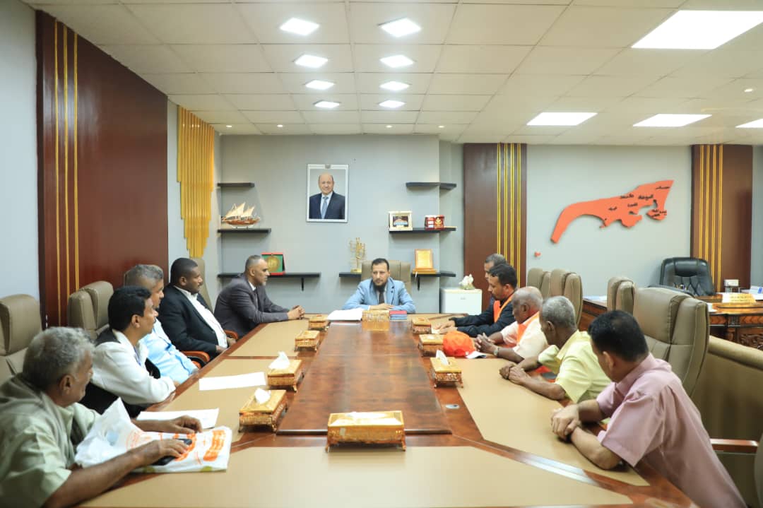 محافظ عدن يبحث مع رئيس اتحاد نقابات عمال الجنوب إعداد مصفوفة شاملة للإشكاليات القائمة والحلول الممكنة