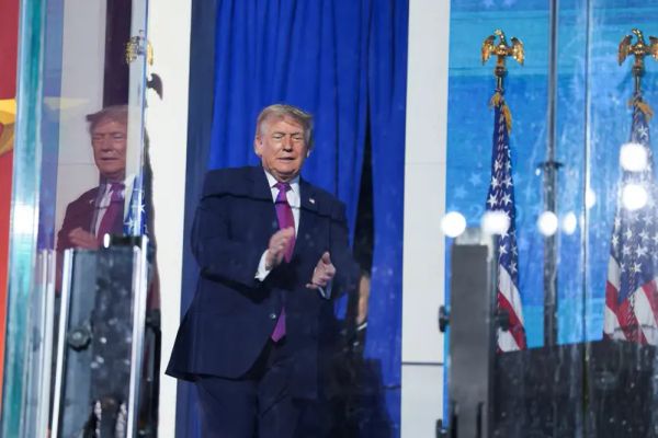ترامب: منحنا طهران مهلة أسبوع من أجل تشييع خامنئي