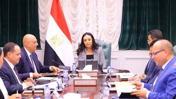وزيرة التضامن تبحث مع تنمية المشروعات تفعيل الاستراتيجية الوطنية للحرف اليدوية