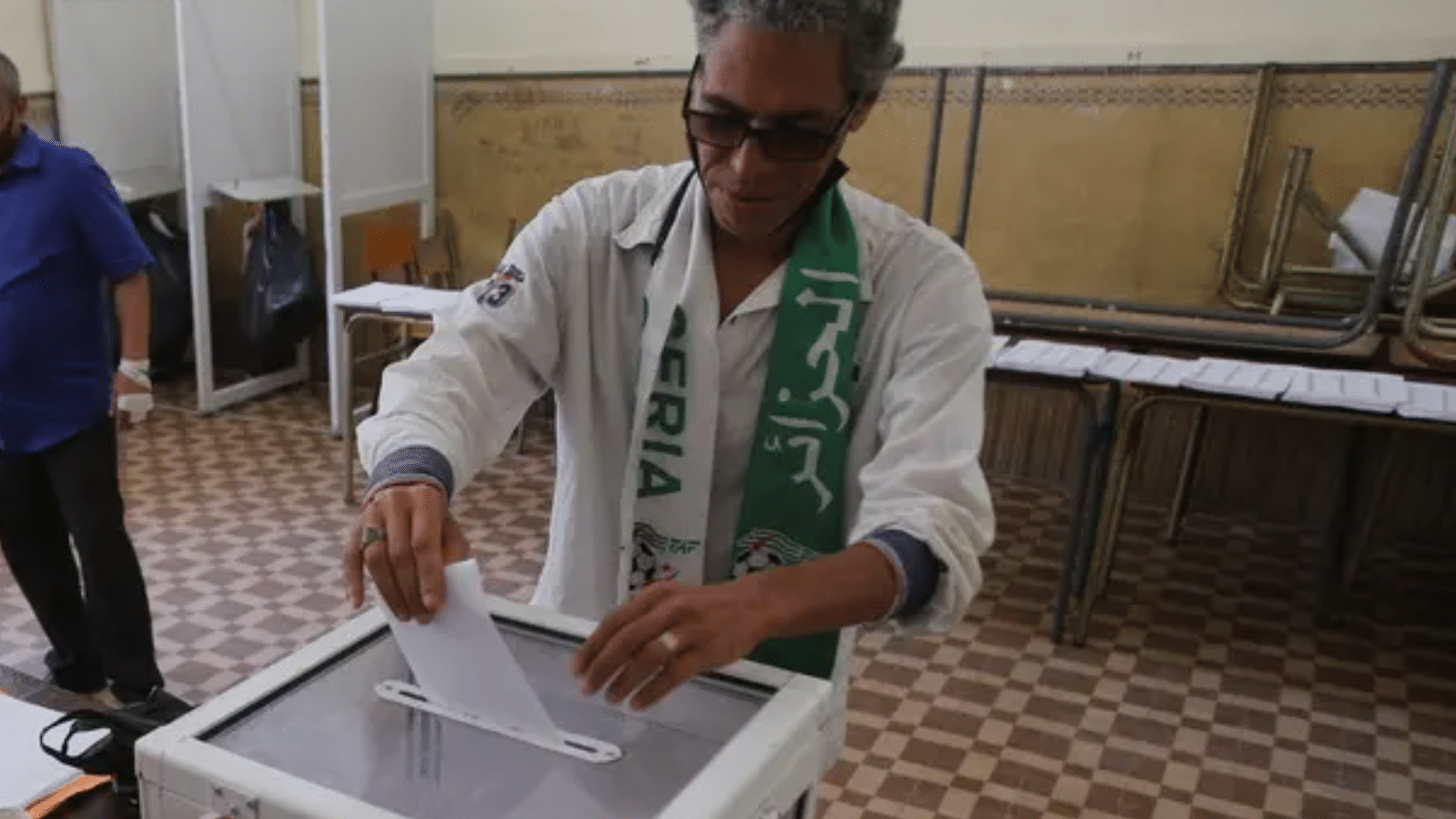 فرنسا تتصدّر التمثيل.. كشف الدوائر الانتخابية للجالية الجزائرية وعدد مقاعدها البرلمانية