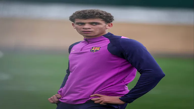 "تأشيرة سياحة".. إعلامي يكشف مفاجأة حول عودة حمزة عبدالكريم من برشلونة