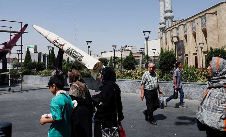 إيران تعلن تدمير مواقع انتشار مقاتلات أمريكية وسقوط 3 جرحى جراء الضربات الليلية على طهران