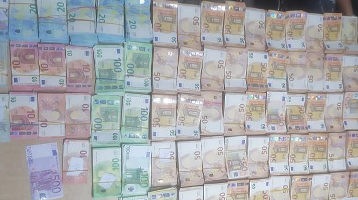 المهدية: حجز مليون دينار والاحتفاظ بثلاثة أشخاص من بينهم زوجان