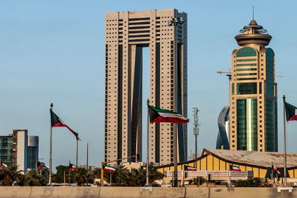 الكويت.. استهداف المبنى الحكومي واندلاع حريق بمستودع للوقود
