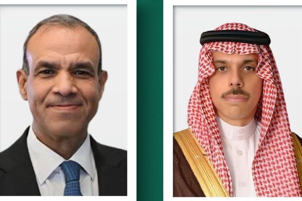 وزير الخارجية يتلقى اتصالاً هاتفياً من وزير خارجية مصر
